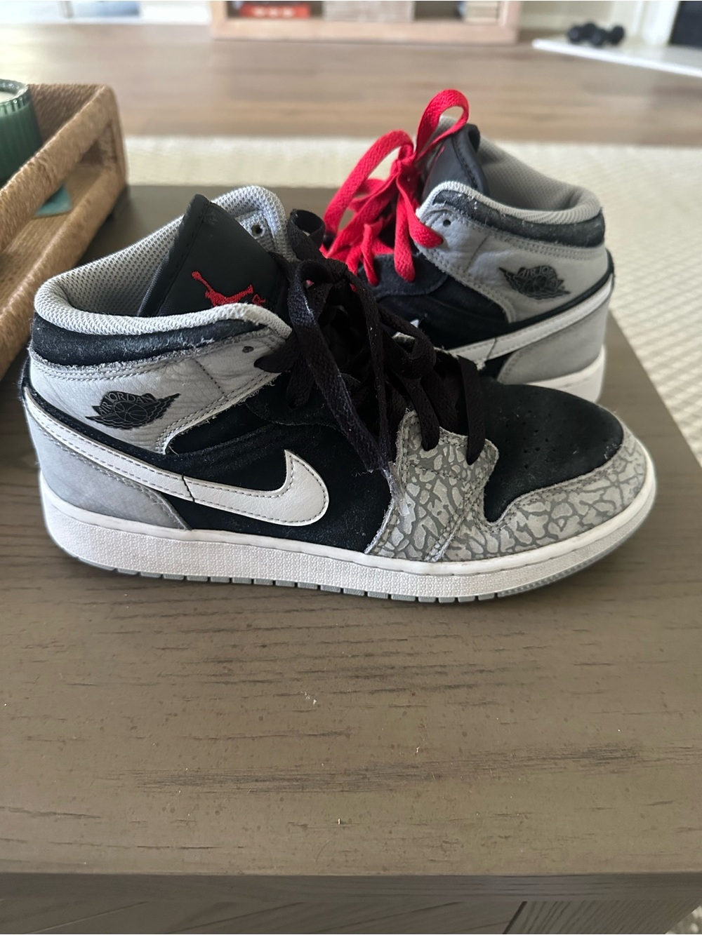 NIKE Air Jordan 1 Mid SE (GS) Elephant Toe Sneakers - Picture 4 of 10